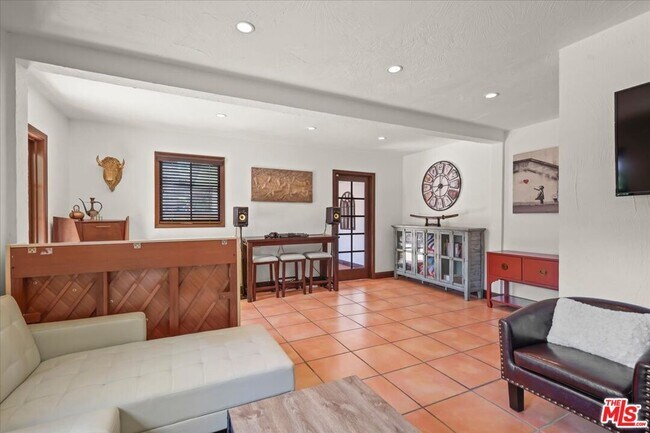 Building Photo - 6119 Del Valle Dr