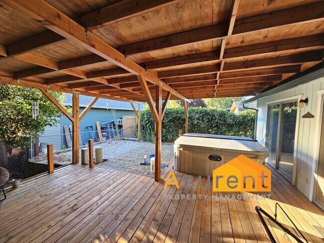Building Photo - 3085 Connell Ave