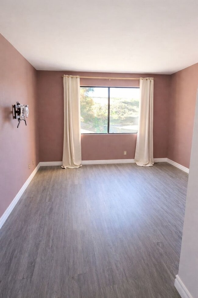 Building Photo - 1 Bedroom Bonita Condo Furnished/Unfurnished With Upgrades