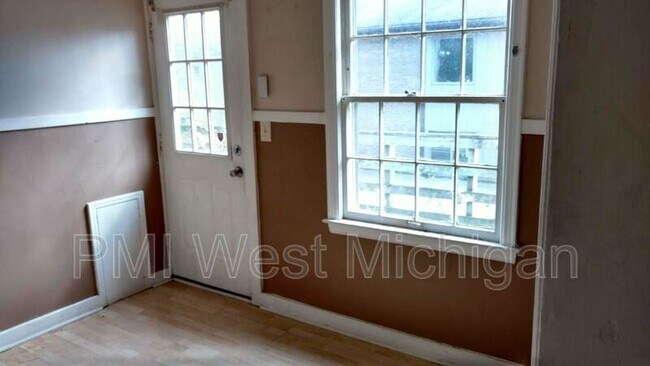 Building Photo - 1948 Silver Ave SE