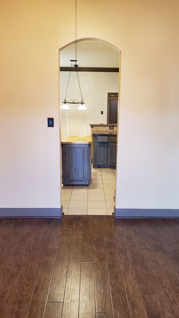 Building Photo - 1621 Colonial Dr