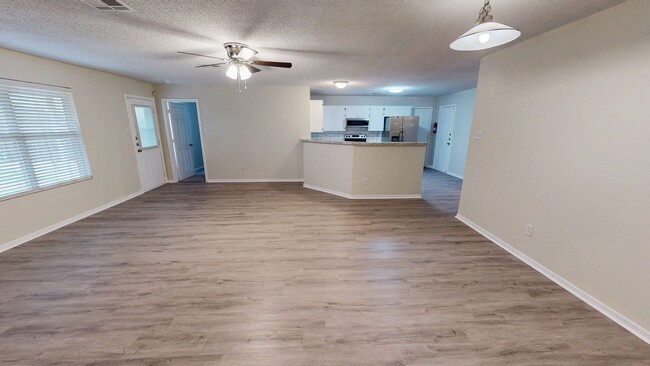 Building Photo - 2 Weeks Free Rent Move-In Special! Locatio...