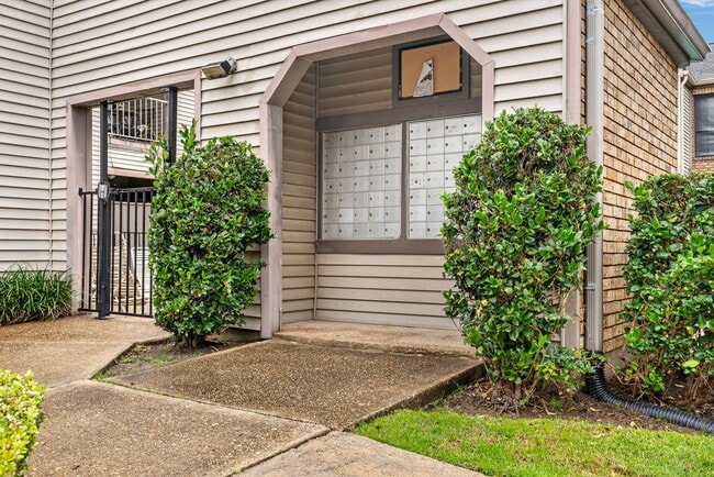 Building Photo - 2025 Augusta Dr