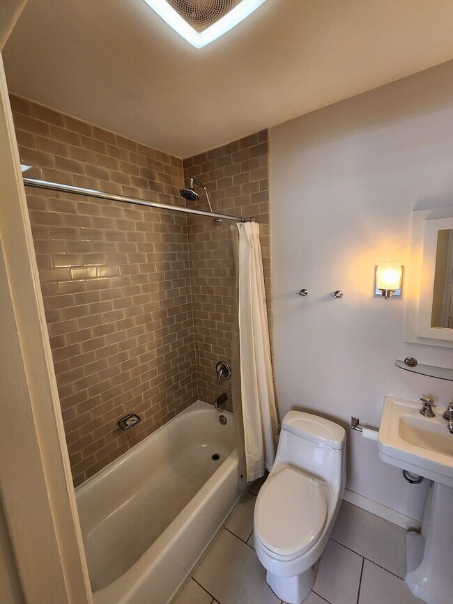Building Photo - Queen's Court | A/C + Den | Renovated Kitc...
