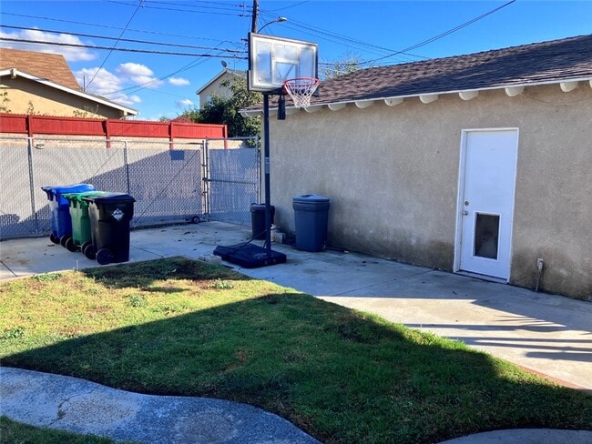 Building Photo - 13472 Springdale St