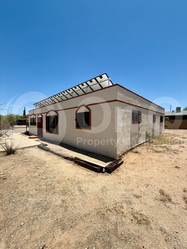 Building Photo - 1303 N Walnut Blvd