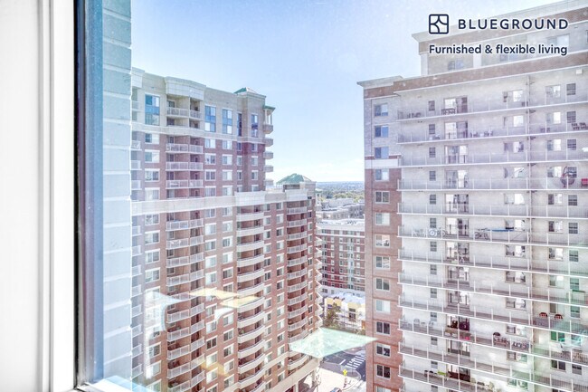 Building Photo - 4000 Fairfax Dr