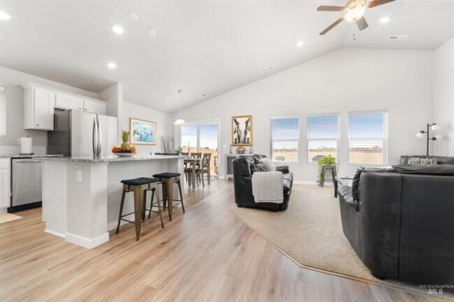 Building Photo - $500 OFF OCTOBER RENT!