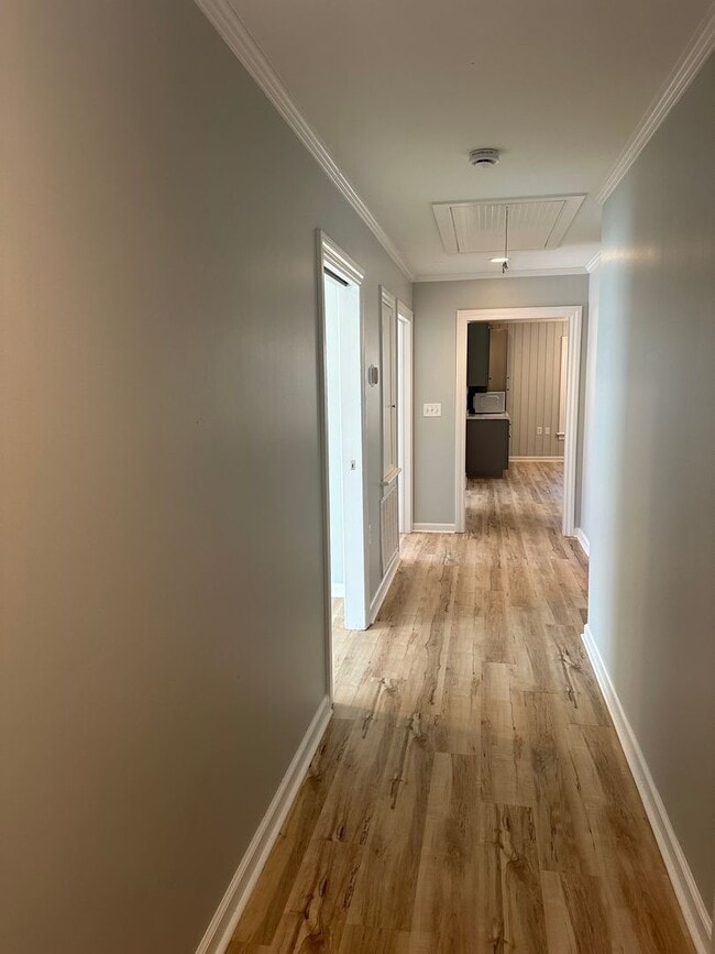 Building Photo - Updated 2 Bedroom, 1 Bath Home Locate Close to Wrightsville Beach