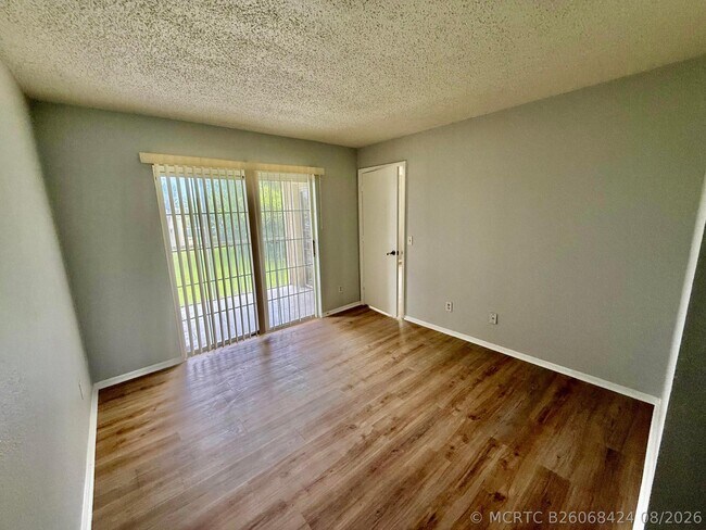 Building Photo - 1673 SE Green Acres Cir