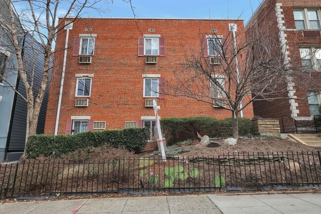 Building Photo - Charming 2-Bedroom Condo in Prime Capitol ...