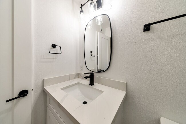 Building Photo - Remodeled 3 Bed 2 Bath 2 Car Garage Unfurnished 12 month lease with bonus room and AC in 2 car ga...