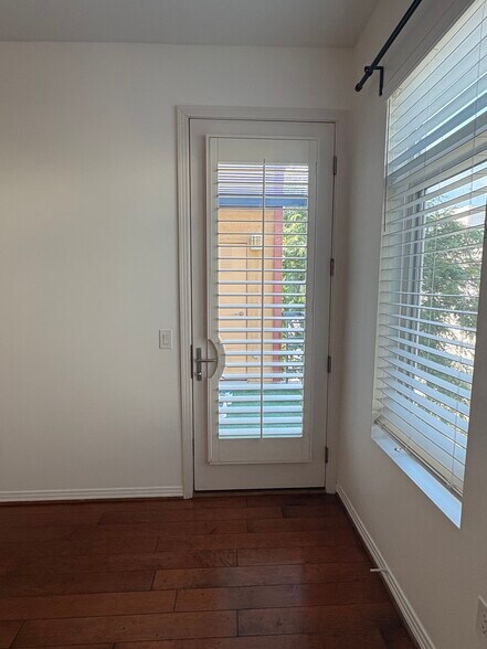 Living Room Door to Patio - 4050 Glencoe Ave