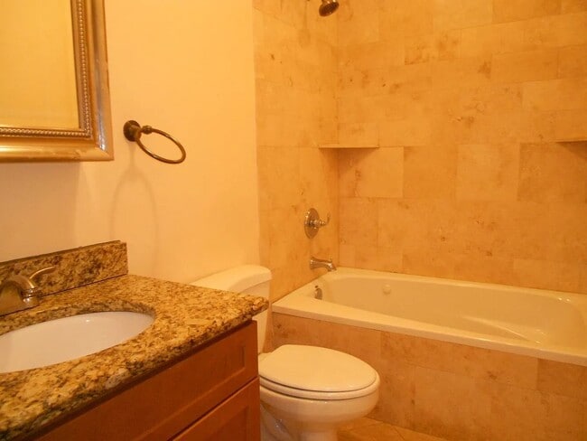 Building Photo - Spacious Apartment in Chicago (Roger's Park)