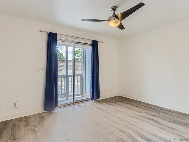 Building Photo - 165 S Sable Blvd