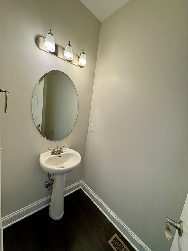 Building Photo - End Unit Townhouse for rent in Bluestone H...