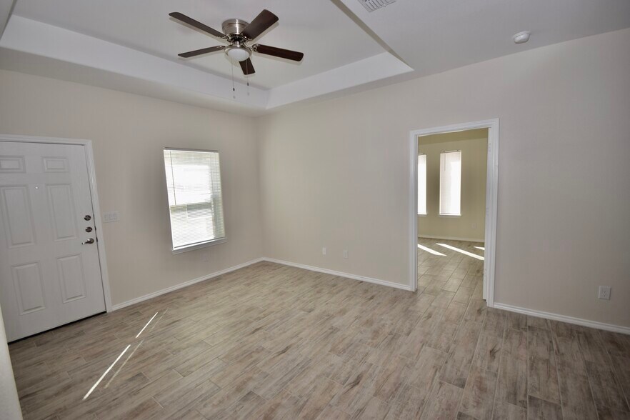 Building Photo - 5000 N Hiawatha Dr