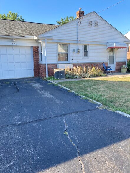 Single car attached garage - 235 E 235th St