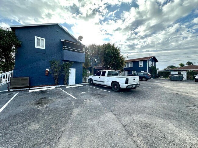 Building Photo - 1000 W Lakewood Rd