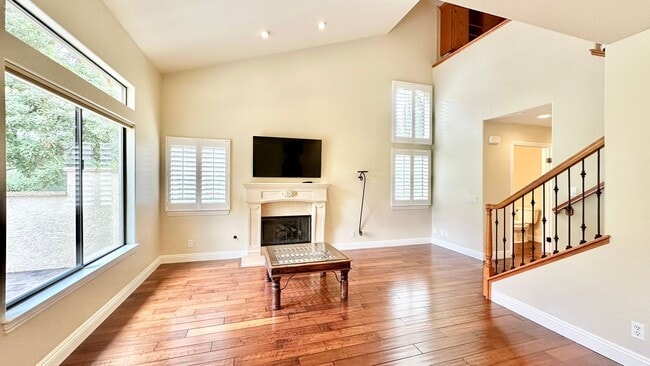 Building Photo - Stunning and Well Appointed High-End Two-S...