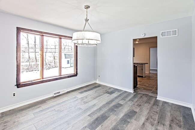 Building Photo - 5 bedroom, 2.5 bath home in Claymont