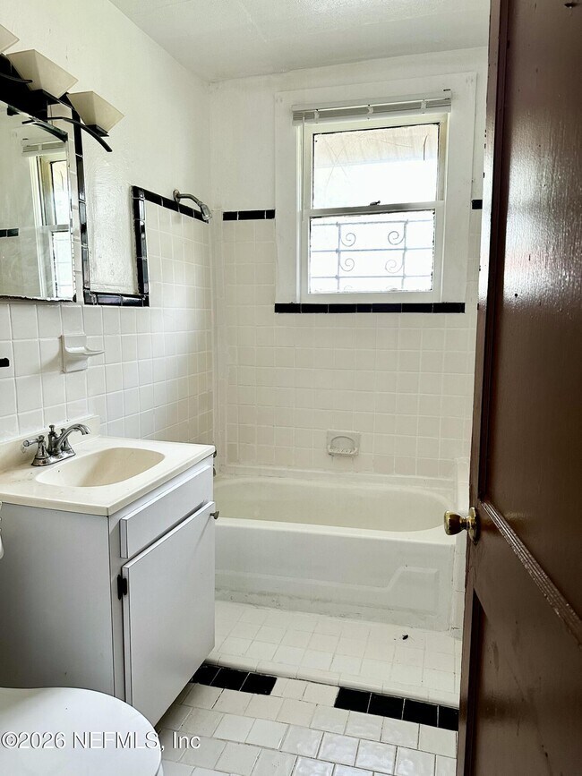 Building Photo - 1851 W 19th St