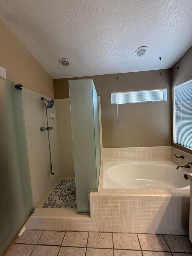 Building Photo - Charming 5 bed/3 bath in Carmel Valley