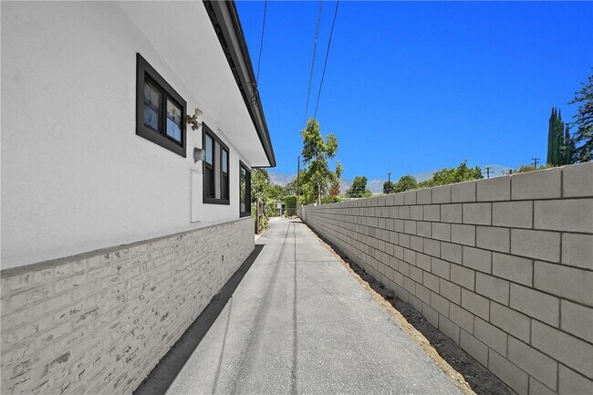 Building Photo - 325 W Le Roy Ave
