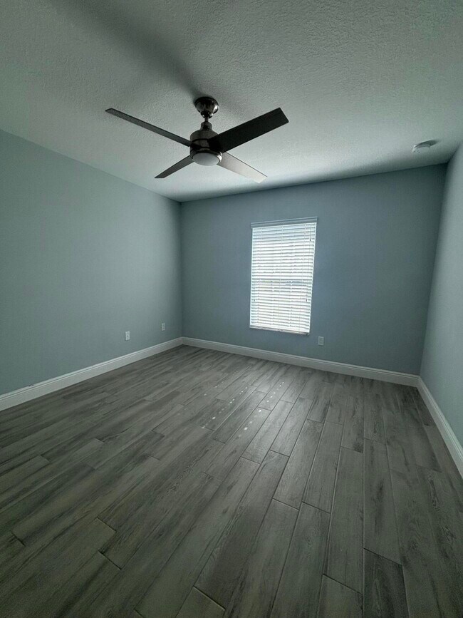 Building Photo - 2501 SE Mariposa Ave