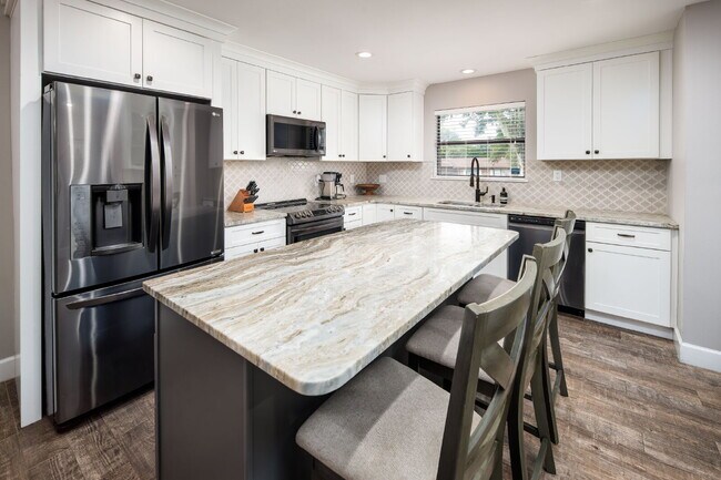 Building Photo - "Charming and Updated 3-Bed end unit townh...