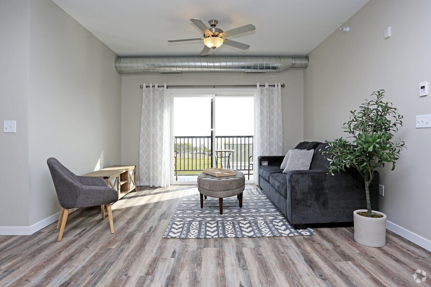 2BR, 2BA - 1010 SF - 320 North