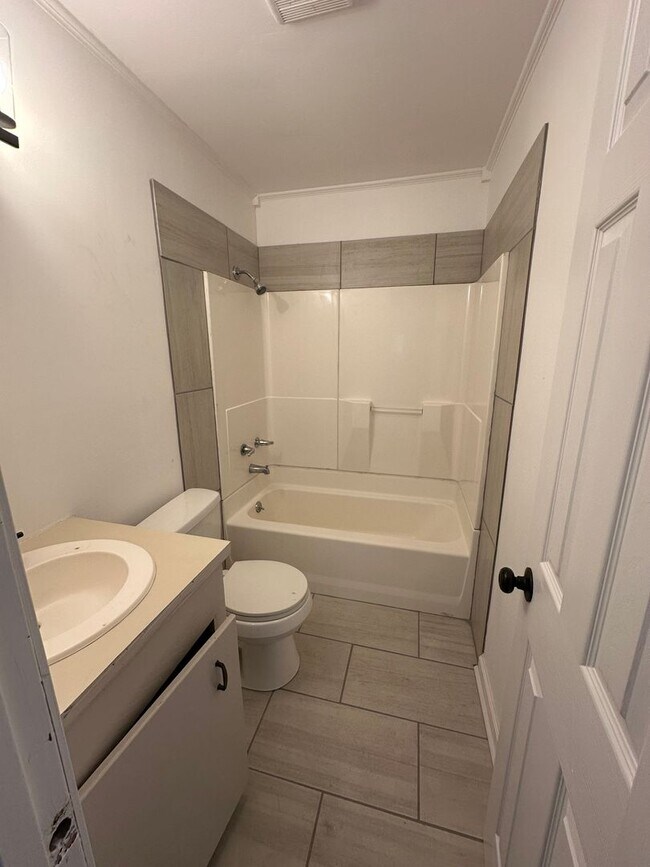 Building Photo - Updated 3 Bedroom 1.5 Bath Home in Gray