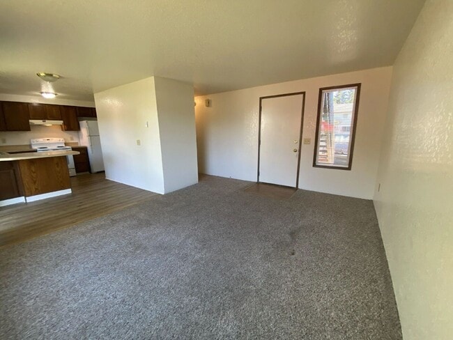Building Photo - 152 NE Atkinson Ct