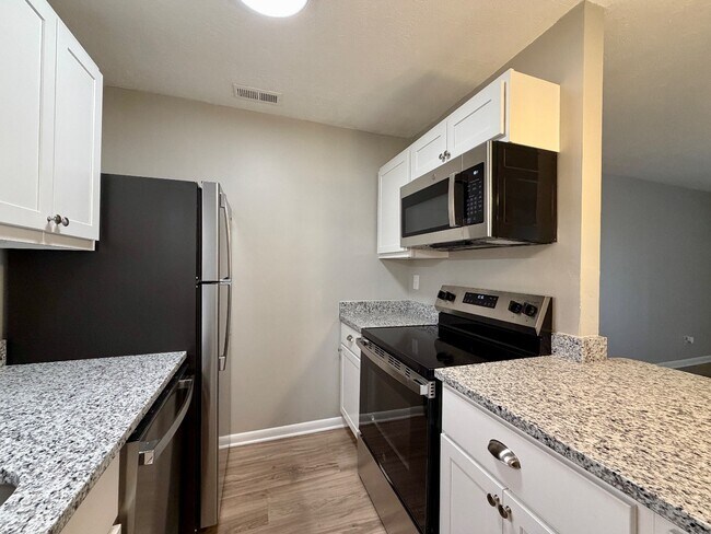 Building Photo - 1128 Southwood Dr