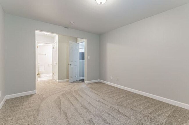 Building Photo - Two bedroom, two bath apartment with golf ...
