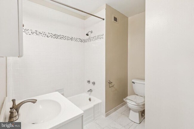 Building Photo - 135 S 19th St