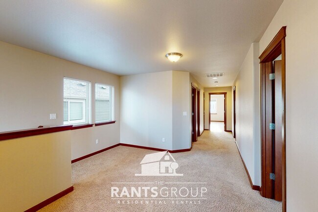 Building Photo - Move in Ready! Beautiful home in Puyallup! Easy Commute to JBLM!