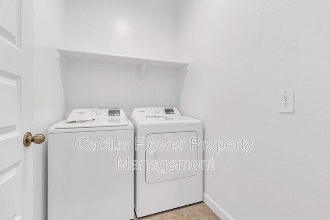 Building Photo - 2108 W Sheridan Ave