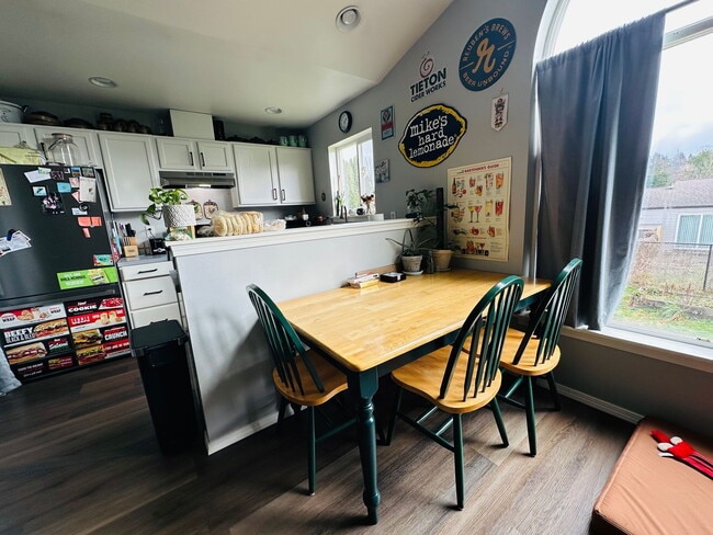 Building Photo - 3-Bedroom Townhome Minutes from Barkley Village, I-5 and Whole Food