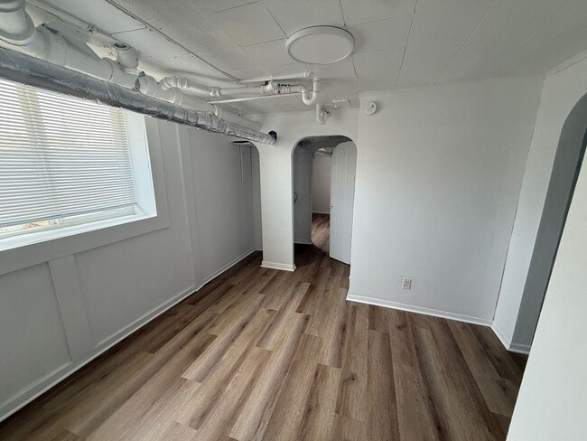 Building Photo - 1 bedroom, 1 bathroom Apartment! AVAILABLE NOW!