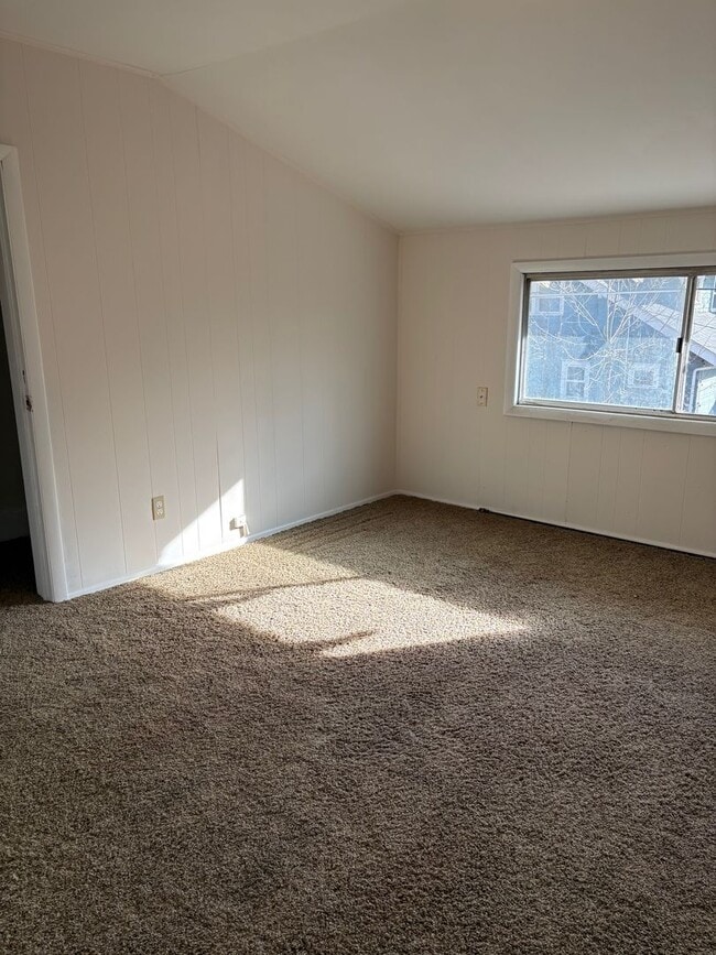 Building Photo - Charming Updated South Hill 4 Bedroom 1 Bath Home