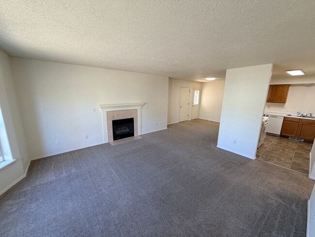 Building Photo - Two Bedroom Duplex in South Salem
