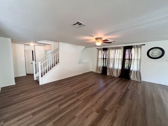 Building Photo - NorthPark / Taylor, TX / 4 bedrooms / Approx 2932 sq. ft. / Refrigerator / Washer & Dryer / New C...