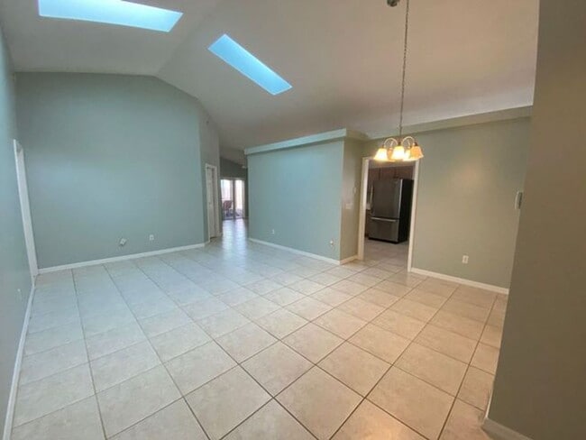 Building Photo - 4 Bedroom 2 Bath home in Winter Springs fo...