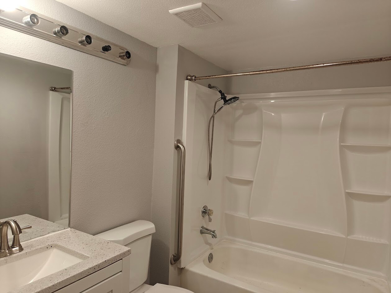 Building Photo - 611 SW 5th Ct