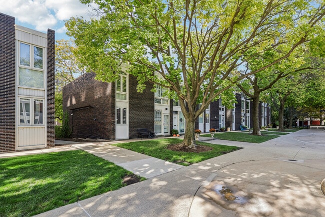 Primary Photo - 1319 N Sandburg Terrace