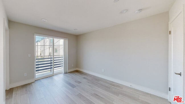 Building Photo - 953 N Mariposa Ave