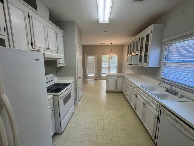 Building Photo - Lovely Cottage with Garden Courtyard