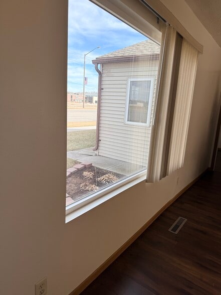 Building Photo - 2721 W Capital Ave