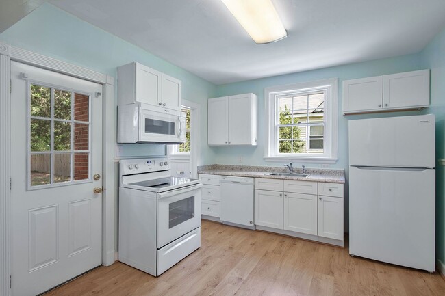 Building Photo - BEAUTIFUL COLONIAL HOME ON LIBBIE AVENUE B...
